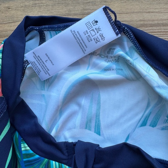 NWT BEACH HOUSE SPORT Swim Shirt Rash Guard L - Picture 6 of 8